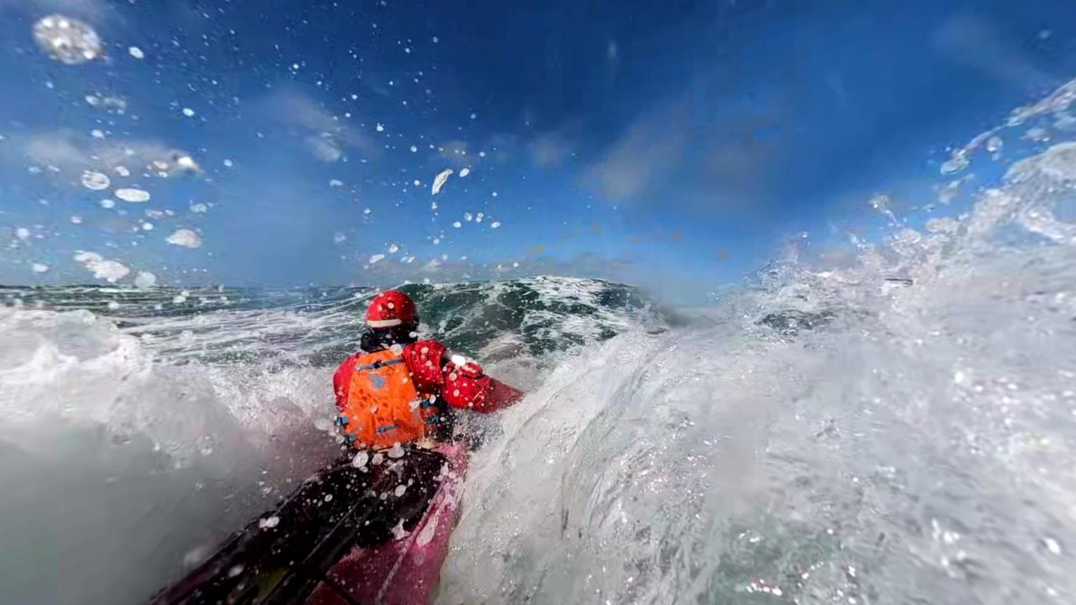 Video Penrhyn Mawr Running Through Performance Sea Kayak